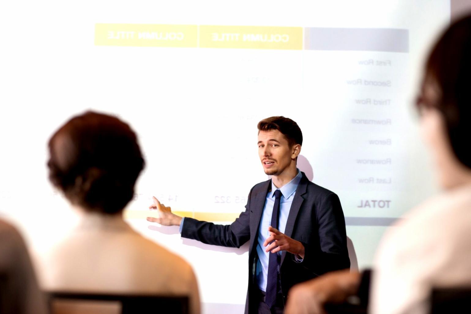 Persona che riflette durante una sessione di coaching personalizzata