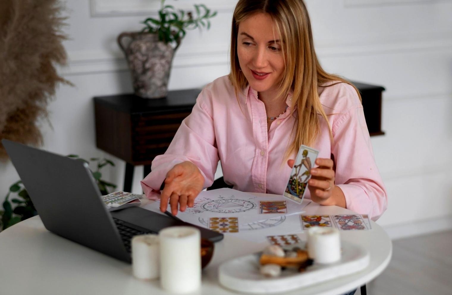 Professionista che lavora con determinazione su progetti di crescita personale