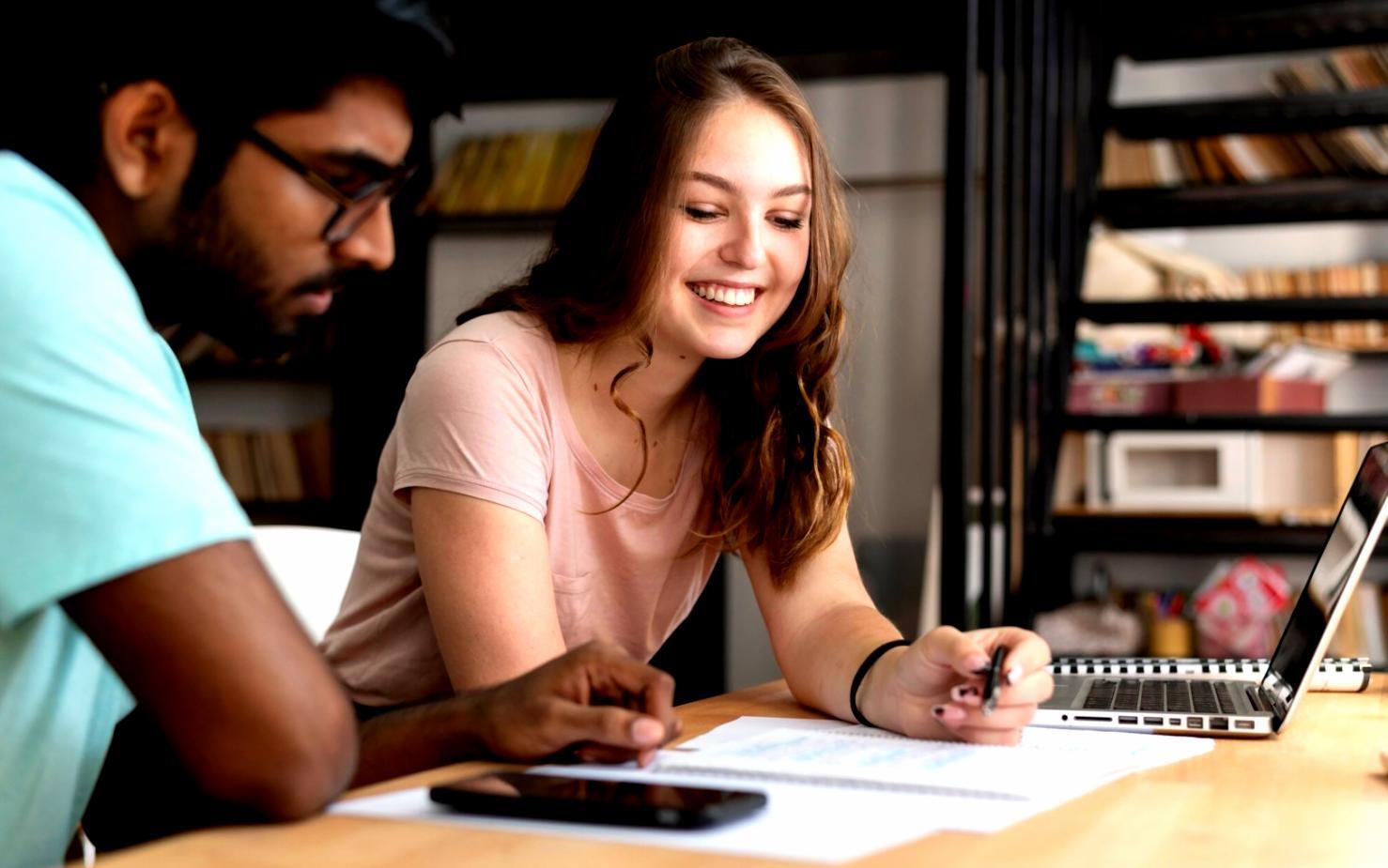 Sessione di coaching individuale focalizzata su crescita personale e obiettivi concreti